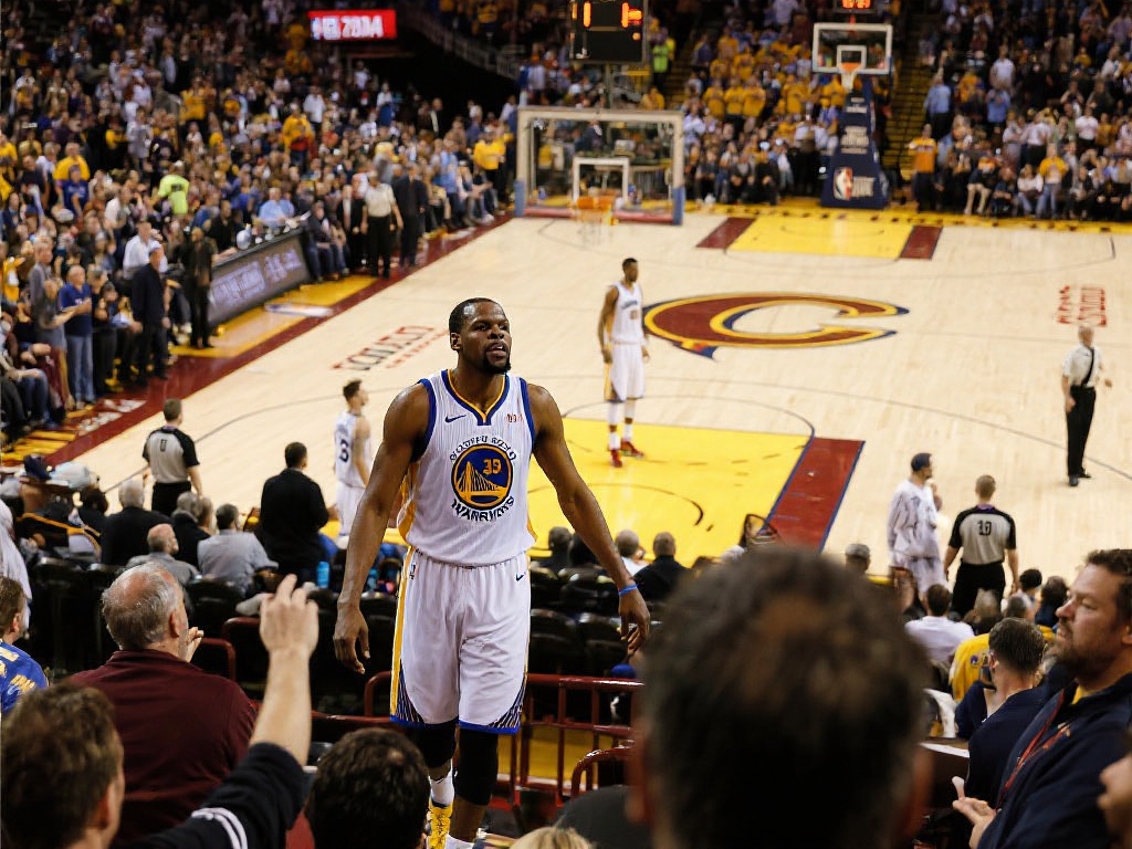 球迷拭目以 球迷拭目以