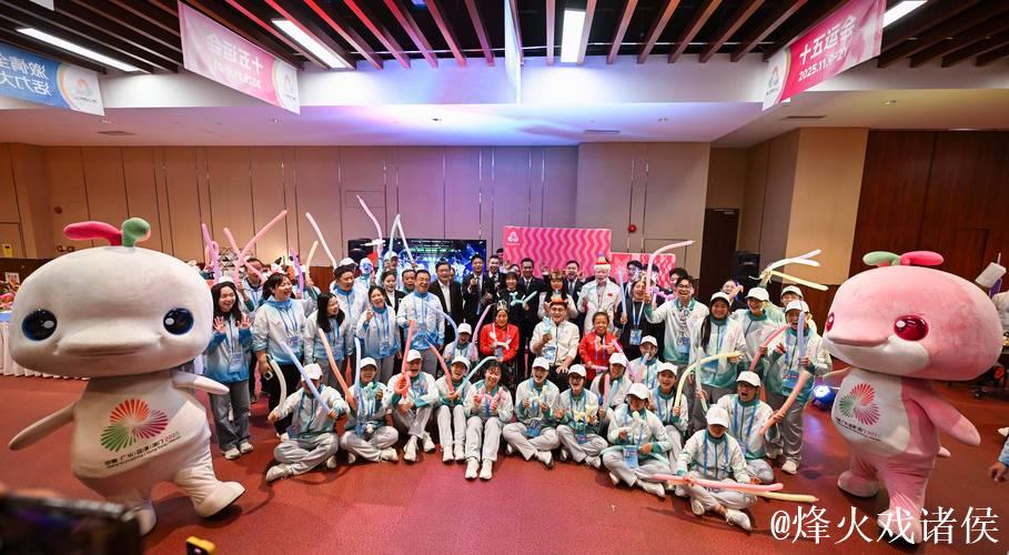 追梦者共谱辉煌：运动员携手志愿者入场致敬残特奥会