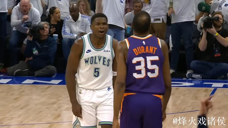 爱德华兹活力四射,撩女球员又逗队医,却被杜兰特揭了底 爱德华兹活力四射,撩女球员又逗队医,却被杜兰特揭了底